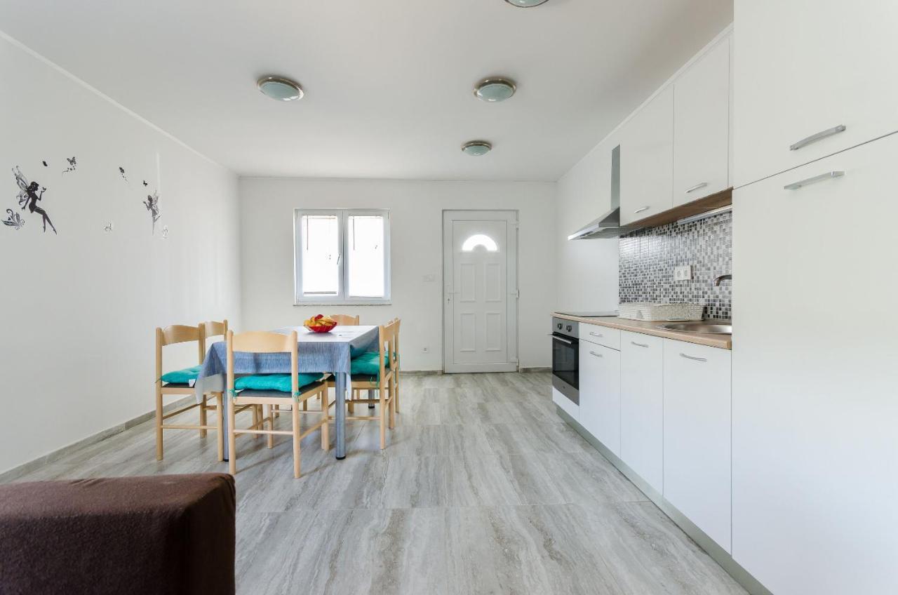 Apartments Ester Lopar Buitenkant foto