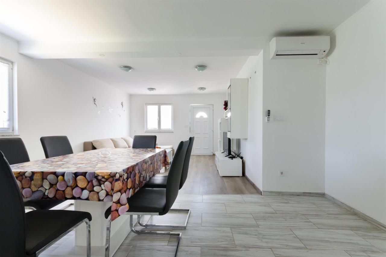 Apartments Ester Lopar Buitenkant foto